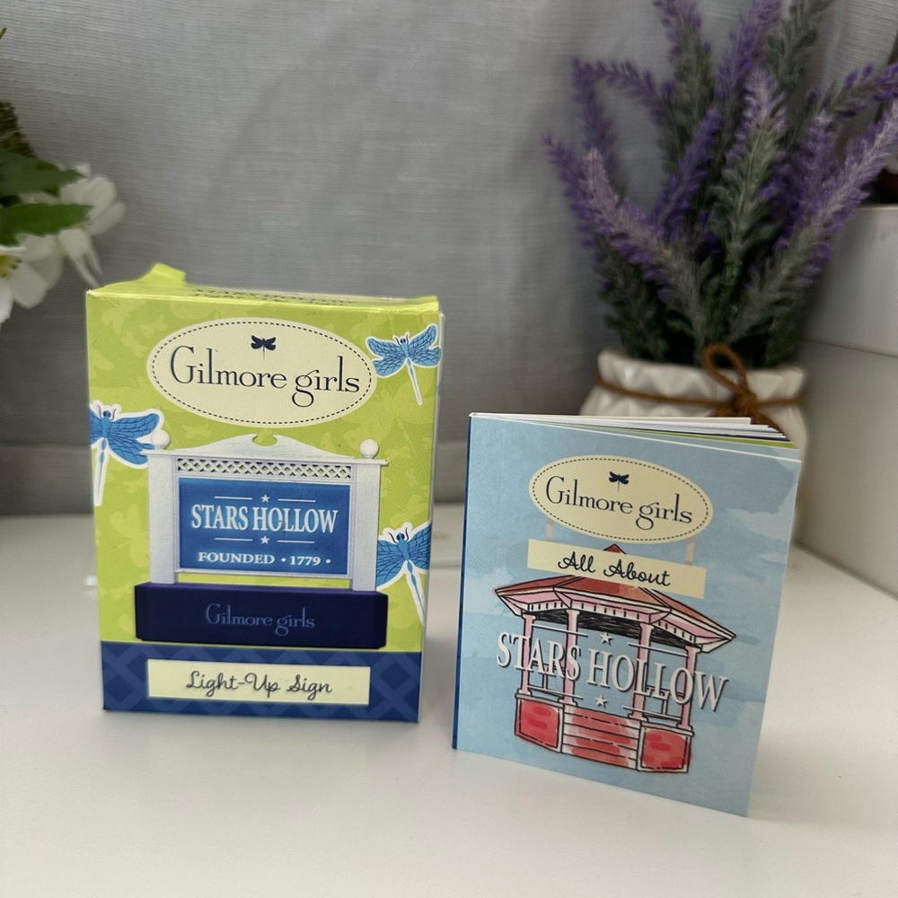 Warner Bros. Gilmore Girls Light-Up Sign Box and Book Set - (NO LIGHT UP SIGN)